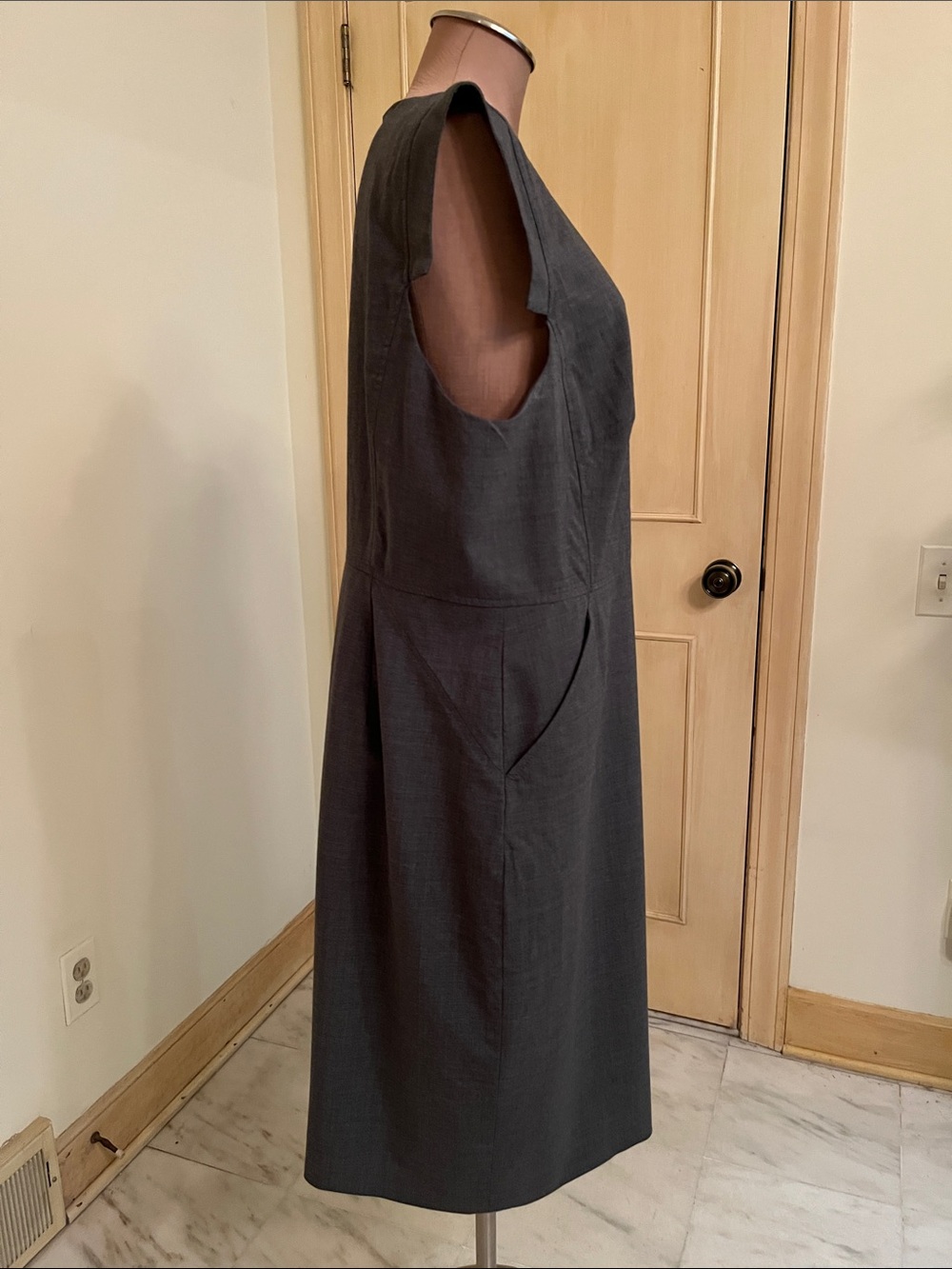 J. CREW "Resume" Career Classic Italian Stretch Wool Charcoal Gray Sheath SZ 18 - Picture 3 of 16